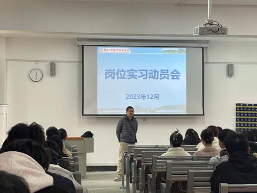 会议室里的人们 描述已自动生成