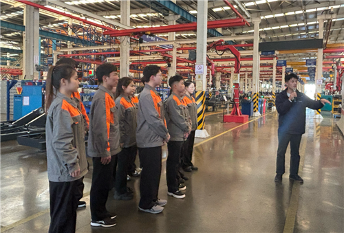 四同四立 | 民族学生走进山河智能开...