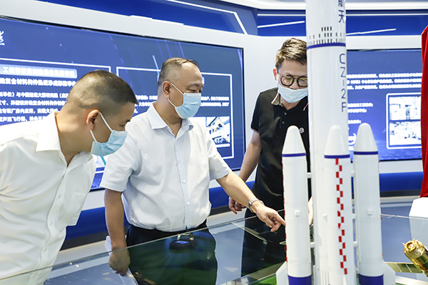 长沙经开区管委会主任张庆红一行调研顶立科技 (1).JPG 长沙经开区管委会主任张庆红一行调研顶立科技 (1).JPG